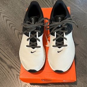 Women’s Nike Air Max Bella TR 4 PRM - Size 8.5 - Black and White